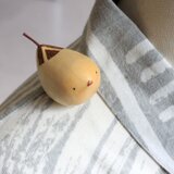 木彫り 置物にもなる肩乗りシマエナガ ブローチ RYN