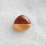 木彫り 寄木の栗ブローチ