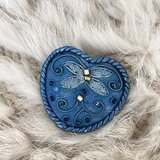 青色のハートシェイプブローチの画像