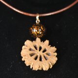 カラファイアとハンカチの木の種のネックレス５