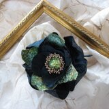 アンティーク着物地からのコサージュ　緑の花