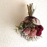 シャクヤクとケイトウのスワッグ