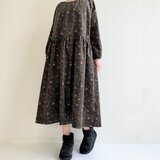 リバティファブリック＊大人のナチュラル長袖ワンピース＊あったかコーデュロイ＊草花柄＊秋冬リラックス＊コットン100％＊ブラック＊