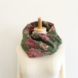 上質なゴブラン織のかぶるだけスヌード　上品　大人　薔薇柄　花柄　フラワー　緑　グリーン
