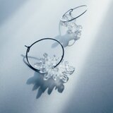 雪が舞う　雪の結晶フープピアス