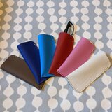 お出かけのお供に　トリヨン革のシンプルなメガネケースの画像