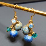 抽象画玉とキラキラガラスのピアス（藍色・青・金）