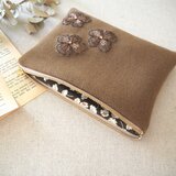 花モチーフ付フラットポーチ　「キャメルウール＋リバティDance」