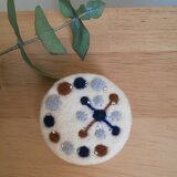 白のフェルトブローチ(灰×紺×茶)