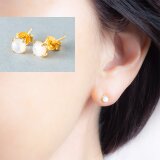 ホワイトシェルのカボションひとつぶピアス～SV925(18金仕上げ)の画像