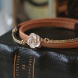 イタリアンレザーの2連ブレスレット　白いお花＋ラインストーンバーの画像