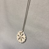 透かしの花弁のネックレス