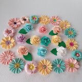 立体限定　ペーパーフラワー　詰め合わせ　30個  リーフ30個　クラフトパンチ　薔薇　花　立体　　カード　1.5～3㎝　の画像