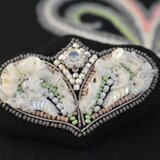 アイヌ紋様のビーズ刺繍ブローチ（棘と花）