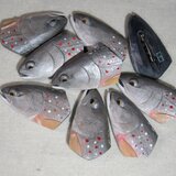 魚のブローチ（イワナ）の画像