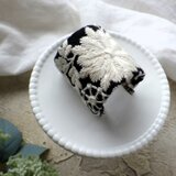 刺繡リボンのポニーフック ■ シンプルカーブ フィンランドの花畑 ■ A ブラック×クリーム色刺繍