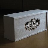 松竹梅を木彫刻した小物入れ　大阪欄間　桐箪笥　伝統工芸　桐箱　木彫刻　指物の画像