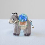 花売りのロバ　ネモフィラ　刺繍ブローチ　【受注製作】