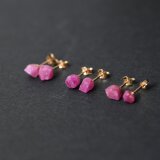 ピンクサファイア ミニピアス 原石 鉱物 天然石 シンプル 仕事 オフィス 通勤 小さい アクセサリー (No.2381)