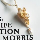 ベージュの巻貝とゴールドパーツのネックレス