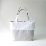 ★バイカラー★北欧風★フラップで荷物をカバー★オフホワイト+ライトグレー×北欧風花柄★11号帆布トートバッグの画像
