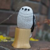 コットン糸で編んだシマエナガのあみぐるみとイチョウの木の切り株