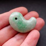 糸魚川 翡翠 ヒスイ 勾玉 桐箱入り 大きめ キレイめ 天然石 ひすい 日本製 バイカラー 31mm｜ ハンドメイド素材