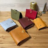 「ippi」『spring』OLIVE/折財布/ウォレット、本革、ナチュラル、ギフト、シンプル、手縫い