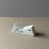 有田焼(薄青白色)雲絵 透かし彫り筆置き (1個)