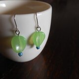 ネオングリーンのピアス