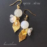 ムーンストーン×白いお花のゆらゆら揺れるピアス サージカルステンレス 金属アレルギー対応 イヤリング、ノンホールピアス変更無料