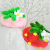 ふわふわイチゴの小さい帽子２色セット　幅約６センチ