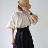 ボリューム袖のショートブラウス　【キナリ】