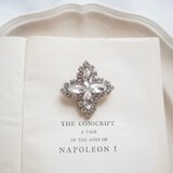 クラシカルなヴィンテージガラスブローチ