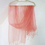 草木染シルクストール(茜とラックダイ、淡いピンク色)の画像