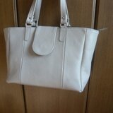 グレージュのレデイズ　オン・オフ両用レザートート