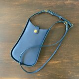 オイルレザーのスマホポシェット（ネイビー）