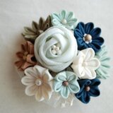 つまみ細工・玉バラと花いっぱいのコサージュ