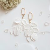 【14kgf】揺れるホワイトリーフのイヤーカフ