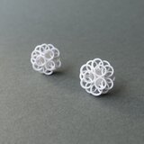 軽い紙製・幾何学模様のピアス(イヤリング)　大人の白いシンプルアクセサリー　金属アレルギー対応　七五三・卒業入学式にも