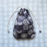 ほんのりまるくて細長いきんちゃく　レトロな模様、グレー