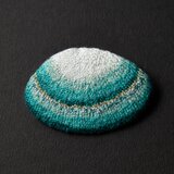 貝ブローチ　孔雀石