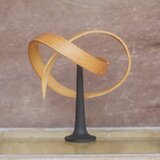 曲げ木のオブジェ /空気観測器　展示台付　の画像
