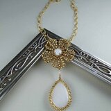 ホワイト＆ゴールドのフラワーネックレス