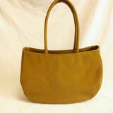 シックな可愛さ！カーキ色の革のトートバッグ