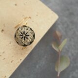 大人の秋色　片耳手まりピアス　Einzeln[一粒] - 黒 × くすみベージュ -