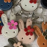 【名入れ無料】可愛いうさぎのキーホルダー（栃木レザーヌメ革）の画像