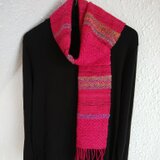 手織りウールマフラー(杉綾マゼンタ色)