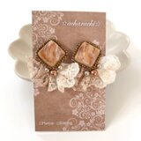 かわいい ニュアンスネイル風レースのピアス（ベージュ）