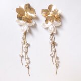 gold metal flower*スパークリングビジューパールピアスの画像